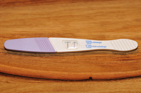 Schwangerschaftstest positiv Stock-Foto | Adobe Stock