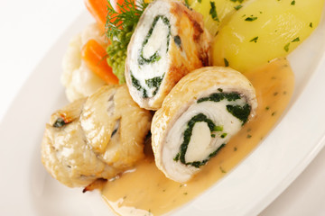 Schollenröllchen mit Mozzarella und Spinat gefüllt