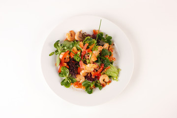 gemischter Salat mit Garnelen