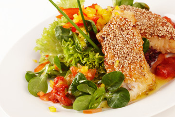 Mahi-Mahi-Filet auf Salat