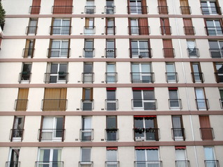 Façade d'immeuble avec portes fenêtres.