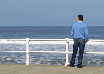 Hombre fumando frente al mar