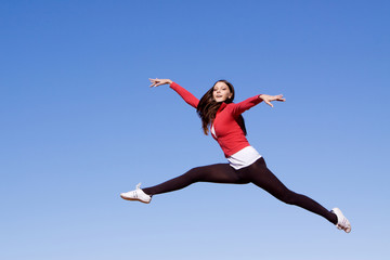 Fototapeta na wymiar Young athletic woman jumping