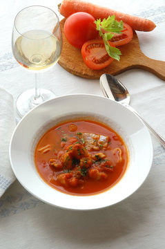 Zuppa di pesce in salsa di pomodoro