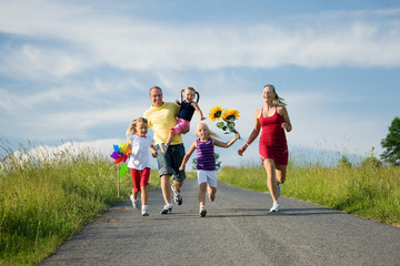 Glückliche Familie läuft den Hügel herunter