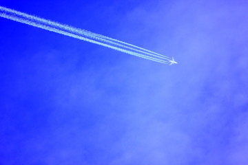 aereo nel cielo blu