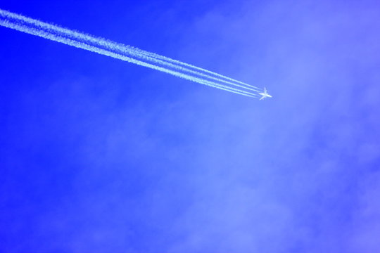 aereo nel cielo blu