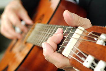 Obraz premium mani che suonano la chitarra classica