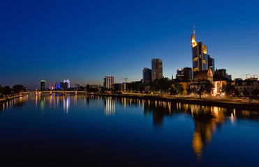 Fototapeta na wymiar Frankfurt nad Menem w nocy