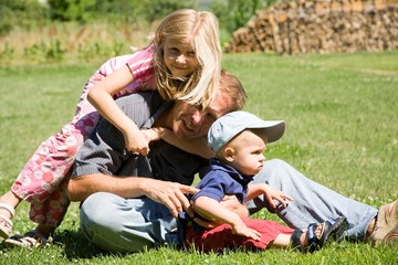 Vater mit Kindern