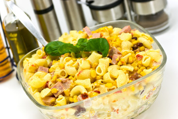 salat mit nudeln,schinken,schwarzoliven