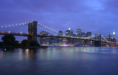 Naklejka na ściany i meble Brooklyn Bridge w Nowym Jorku o zmierzchu
