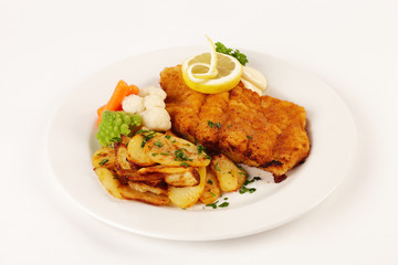 paniertes Seelachsfilet mit Bratkartoffeln