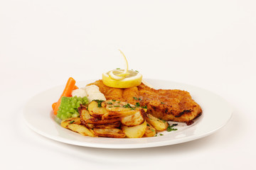 paniertes Seelachsfilet mit Bratkartoffeln