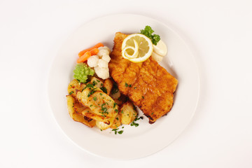 paniertes Seelachsfilet mit Bratkartoffeln