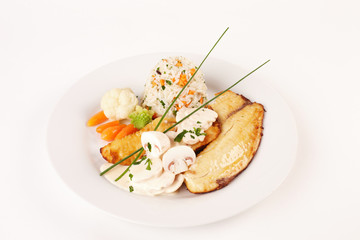 Tilapia-Filet mit Champignon-Ragout und Reis