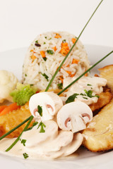 Tilapia-Filet mit Champignon-Ragout und Reis