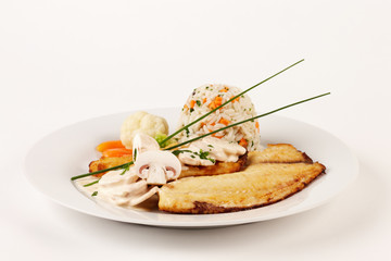 Tilapia-Filet mit Champignon-Ragout und Reis
