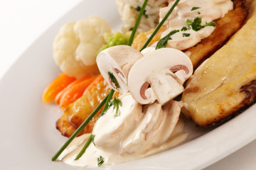 Tilapia-Filet mit Champignon-Ragout und Reis