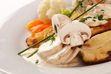 Tilapia-Filet mit Champignon-Ragout und Reis