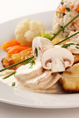 Tilapia-Filet mit Champignon-Ragout und Reis