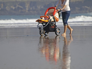 Obraz premium Madre con cochecito bebé