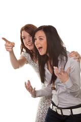Zwei junge Frauen brechen in Gelächter aus