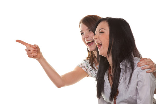 Zwei junge Frauen brechen in Gelächter aus