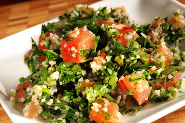 Tomatensalat mit Hirse und Petersilie