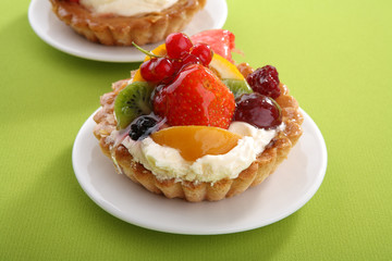 Cake with fresh fruits