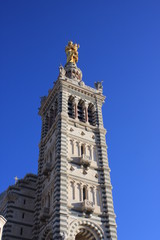 Fototapeta na wymiar Marseille - Notre Dame de la garde sur fond de ciel bleu azur