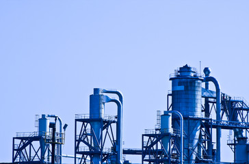 fábrica con cielo azul