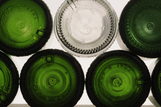 Fondi di bottiglie di vetro verde e bianco