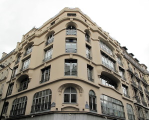 Fototapeta premium Immeuble en pierre au coin d'une rue Paris.