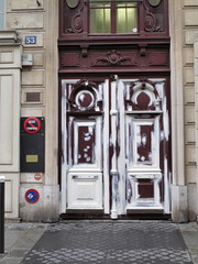Porte cochère marron en train d'être repainte.