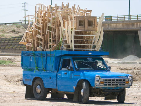 Premium AI Image  Overloaded truck with goods jutting out