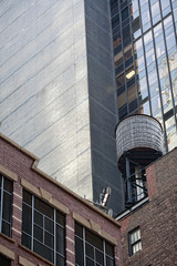 Obraz premium Wassersilo auf Hausdach, USA