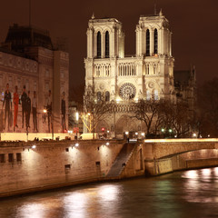 Notre Dame de Paris la nuit - 12749820