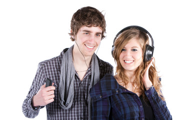 Jeune couple branché qui écoute de la musique