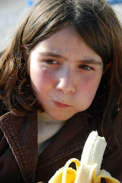 Fillette qui mange un fruit