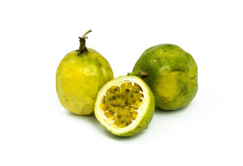 Gelbe Passionsfrüchte aufgeschnitten