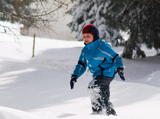 Fototapeta na wymiar boy playing in the snow