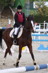 niña a caballo en concurso hípico