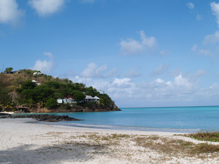 Fototapeta na wymiar Hotel and Cottages pobliżu Jolly Beach w Antigua Barbuda
