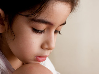 bambina che pensa