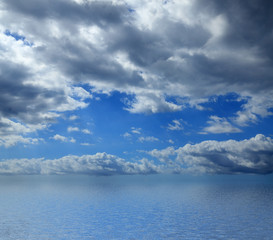 ciel orageux au-dessus de la mer calme