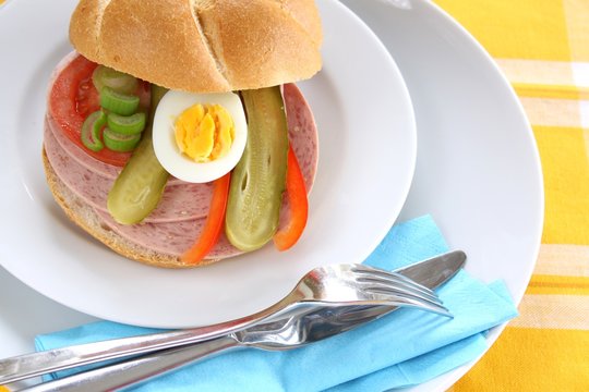 Belegtes Brötchen Mit Bierwurst, Ei, Gurke Und Tomate