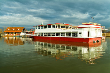 Haus und Boot am See