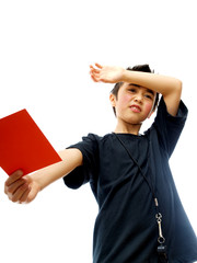 kind zeigt arschkarte beim fussballspiel