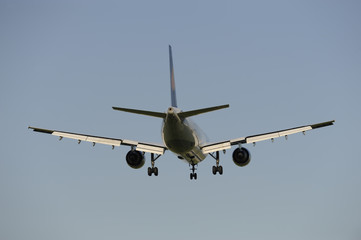 Flugzeug Silhouette bei Landung auf Flughafen München